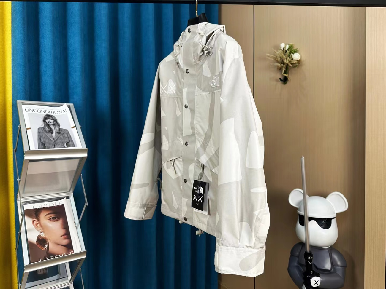 The North Face Xx Kaws Jacket (2) - www.newkick.vip